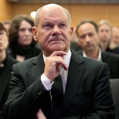 Чоловік штрафується за обійняння Шольца