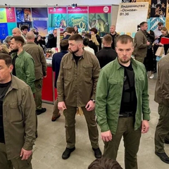 Зеленського оточили охоронці на книжковому ярмарку