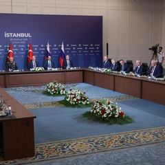 Російський прапор на фоні грошей