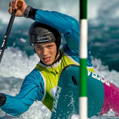 Британський спортсмен на фоні забороненої сторінки