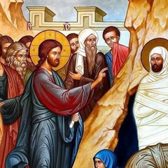 Люди гуляють на вулиці
