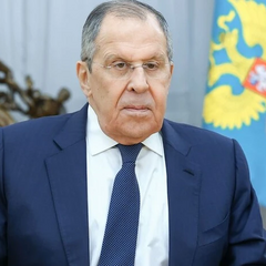 Портрет Сергія Лаврова у масці, символізуючи продовження атак на Україну