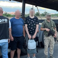 Чоловіки гідроциліндри на кордоні