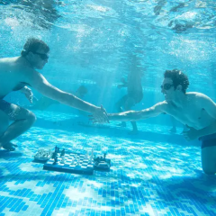 Гросмейстери грають в шахи під водою