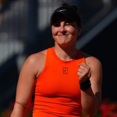 Canadian tennis player comforts opponent at Roland Garros