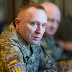 Зеленський розглядає документи військових уніформ