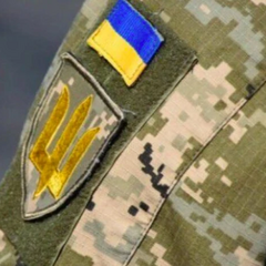 Чоловік лежить на підлозі