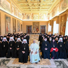 Папа Лев XIV и епископы молятся за Украину