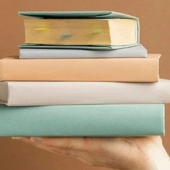 Юна людина вибирає книгу в інтернет-книгарні