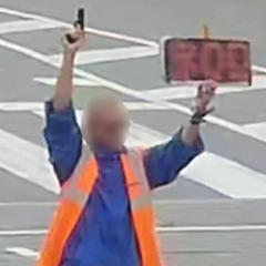 Чоловік з пістолетом зупиняє автомобілі