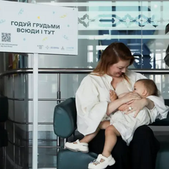 Заместительница министра кормит ребенка грудью