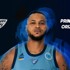 Нігерійський центровий футболіст на полі