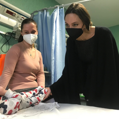 Анджеліна Джолі зустрічається з дітьми в італійській лікарні