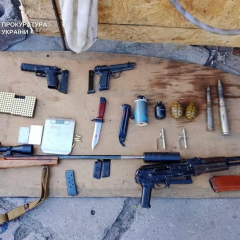 Мужчина угрожает полиции гранатой в Киеве