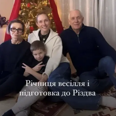 Родители с Катериной Осадчей на свадьбе