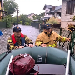 Эвакуация на лодках в результате непогоды