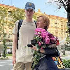 Римма Зюбіна з сином у військовій формі