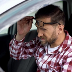 Поліцейський перевіряє водія з кодом '01'