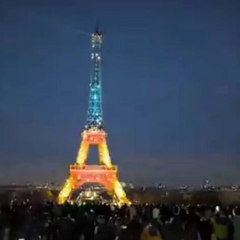 Ейфелева вежа українськими кольорами