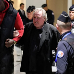 Жерар Депардьє в цепях