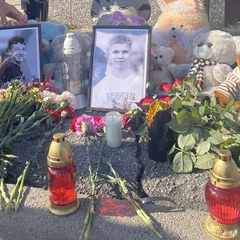 Жителі Шаргорода несуть квіти на місце вбивства двох школярів