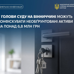Суддя з суддівським молотком в руці