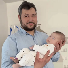 Дитина лежить на операційному столі