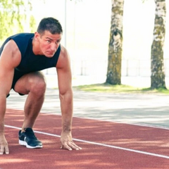 Чоловік коле собі тестостерон