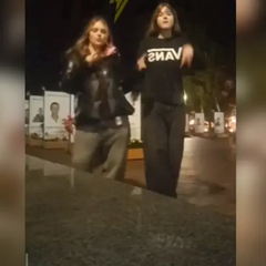 Танцюючі підлітки під російську музику