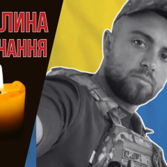 Украинский патриот Защищал Украину на фоне флага