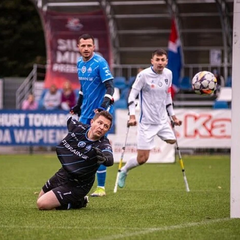 Люди грають у футбол на фестивалі