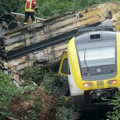 Пасажирський поїзд зійшов з рейок