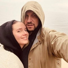 Фронтмен гурту розмовляє з журналісткою