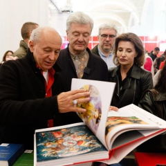 Порошенко с женой на Книжном Арсенале