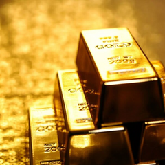 Средства золотовалютных резервов на фоне долларовых банкнот