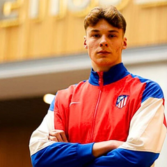 Український воротар позує в формені Атлетіко