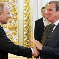 Качели с подвешенной куклой рядом с больницей