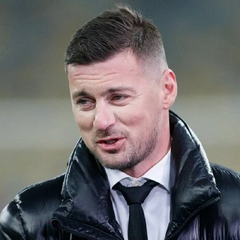 Милевский пьет пиво в Турции