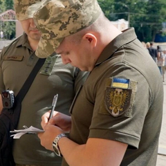 Водитель Tesla наехал на сотрудника ТЦК