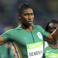 Два мужчины ведут диалог