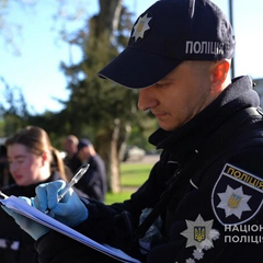 Чоловік з ножами атакує поліцейських