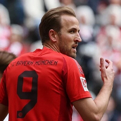 Кейн з трофеєм у руках