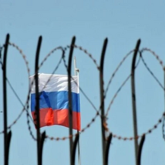 Людина, зв'язана ланцюгами і кайданами