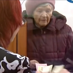 Жінка на пенсії з радістю