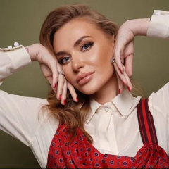 Камінська з фіолетовим волоссям у пікантному наряді