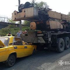 ДТП у Кривому Розі: зіткнення ВАЗу з автокраном