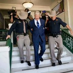 Колишній духовний радник Трампа в масці