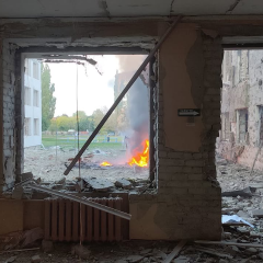 Російський авіаудар у центрі Сум, у будівлі школи