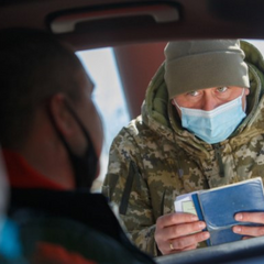 Чоловік з багажем на фоні границі