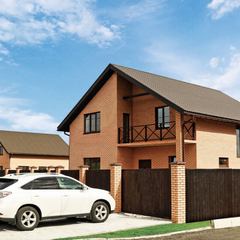 Приватний будинок на фоні руїн війни